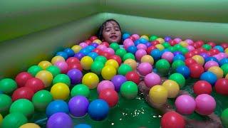 UNBOXING THE SWIMMING POOL WHILE BATHING WITH COLORFUL BALLS Kids Swimming Pool