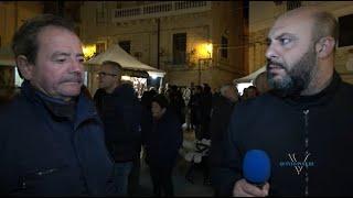 Cantieri chiusi la domenica: l'umarèll guarda il caciocavallo alle sagre