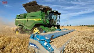JOHN DEEERE X9 1100 Combine on Tracks Harvesting Wheat