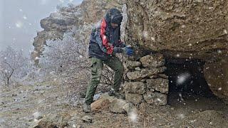 extrem winter survival camping /A strange and safe shelter in a snowstorm in the mountains.