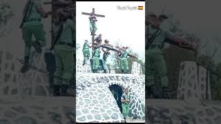 El Bonito Momento en el que los Legionarios Colocan al Cristo en su Cruz.