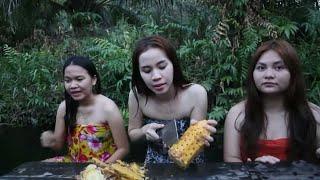 MANDI DI SUNGAI SAMBIL MAKAN BUAH NANAS BERSAMA GADIS DAYAK