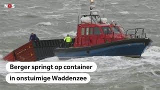 WOESTE ZEE: Berger springt op onstuimige Waddenzee op drijvende container