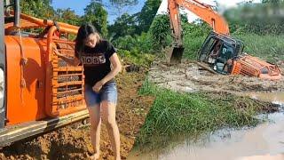 detik detik excavator tenggelam di rawa nyaris tidak bisa keluar.