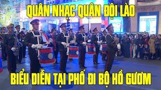 "NHƯ CÓ BÁC HỒ TRONG NGÀY VUI ĐẠI THẮNG" - QUÂN NHẠC QUÂN ĐỘI LÀO BIỂU DIỄN TẠI PHỐ ĐI BỘ HỒ GƯƠM