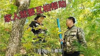 白天满山跑着采蘑菇，晚上小玲请吃农家院的坑烤