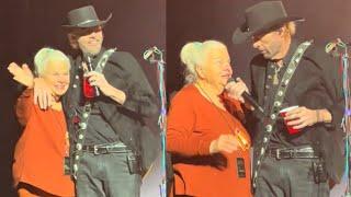 Toby Keith Brings His Mom Out on Stage for Final Performance