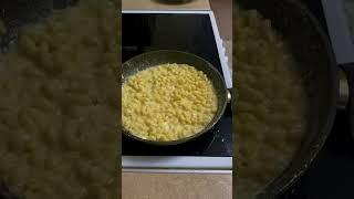 Всего пару ингредиентов и безумно вкусный обед или ужин готов#идеядляужина#макароныссыром#shortvideo