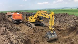 Komatsu PC490LC-11 loading trucks with a 3,4 cbm bucket