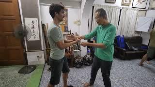 Master Yap Boh Heong explaining Tai Zhu power