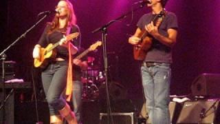 Ingrid Michaelson and Jason Mraz singing "You and I"