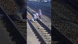 ...das Betreten von Bahngleisen ist lebensgefährlich – besonders mit einem Kinderwagen!