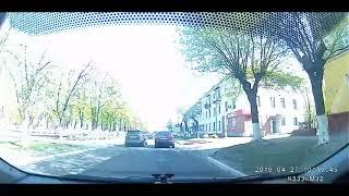 В Брянске сняли на видео проехавших на «красный» двух автохамов