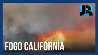 Grande incêndio florestal atinge a Califórnia, nos Estados Unidos, com mais de cem focos ativos