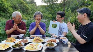 Silver button unboxing! Pork stew, chicken leg, naengchae, white kimchi, family eating show