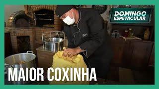 Chef de São Paulo tenta bater o recorde brasileiro de maior coxinha do país