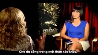 THE VICTORIA TO UYEN SHOW: Phỏng vấn Kyra Sedgwick về phim kinh dị POSSESSIONS