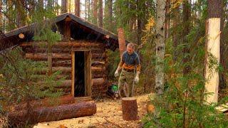 J'ai construit une cabane dans la forêt sauvage. Du début à la fin. Première expérience.