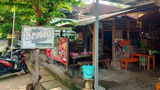 Warung Soto Ayam jualan di pinggir sungai, laris banget! Suasananya syahdu!