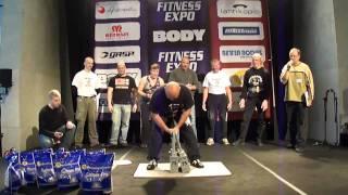 Fitnessexpo 2010 Kimmo nostaa 150kg yhdellä kädellä.