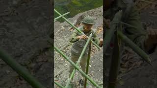 Make a small rain-proof tent with forest bamboo by the stream