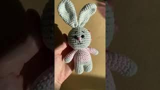 Симпатичный заяц, связанный крючком 