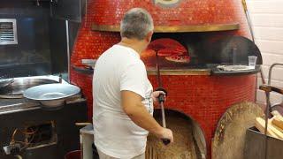 Delicious Pizzas in the Historic Pizzeria "Starita" in Naples