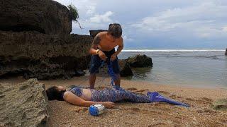 mermaids saviors on the beach - STORY MERMAID #1