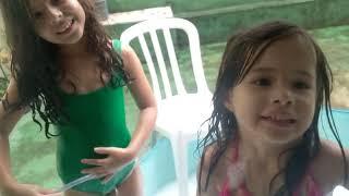 As aventuras de Sofia & Giovana| Fazendo bagunça na piscina ️