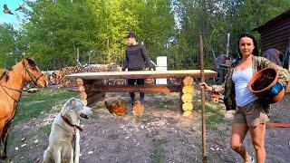 ЖИЗНЬ В СЕЛЕ  ПРЕОБРАЖАЕМ УЧАСТОК. Разобрали сарай и сделали стол. Фундамент под террасу готов.