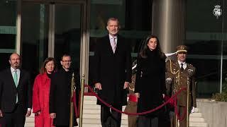 Sus Majestades los Reyes son despedidos con Honores en el pabellón de Estado