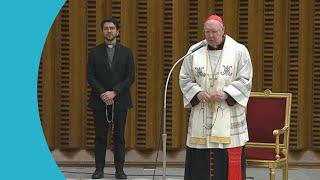 Il card. Farrell prega il S. Rosario per Papa Francesco dall'aula Paolo VI