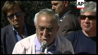 Palestinian PM Fayyad and UN envoy pick olives, following recent grove attacks