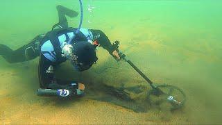 Special GUN used to Find HIDDEN Gold & Money UNDERWATER