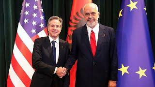 O primeiro-ministro da Albânia chamou aos EUA "um dos três males do mundo"?