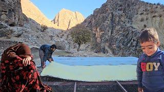 The hardships of the Chavill nomadic life: covering the roof of the house with the least facilities