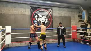 Thaiboxing / Muay Thai Sparring with INCREDIBLE Lean Back - Matrix Mike