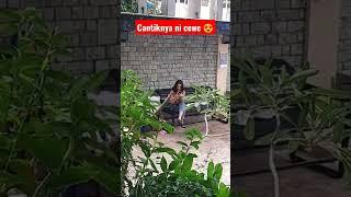 Ada cewek cantik lagi duduk