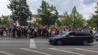 "Patrioten-Demo" Potsdam: Gegendemonstranten und hupende Autos