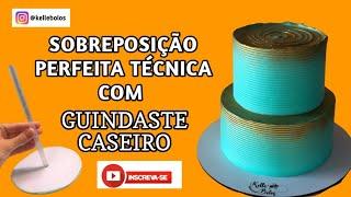 Sobreposição perfeita de bolo de andar com técnica guindaste