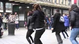 Flashmob marry you bruno mars proposal Tony & Sara piazza Cordusio Milano