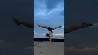 It was so windy that I couldn’t balance🫨 #sea #waves #handstand #omg #gymnast #storm #viral