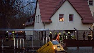 Posttransporter auf Irrfahrt: Fahrzeug rollt in Niederroßla in die Ilm