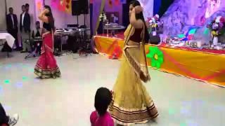 Roy Sisters : Mohe Rang Do Laal dance!