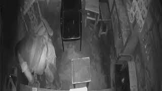 CC camera footage: The thief broke the box and stole the money