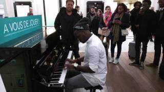 Freestyle piano @ Gare St Lazare (Paris) w/Jon Oogah