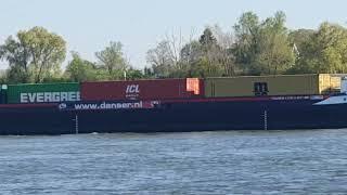 Containerschiff auf dem Rhein bei Rees flussaufwärts  12.4.25