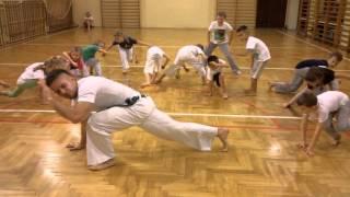 Trening dla dzieci . Sekwencja nr 1 ( capoeira benguela )