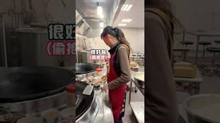 米粉到底要怎麼炒才會好吃？豬媽來告訴你訣竅！ #炒米粉 #年菜 #豬媽做料理 #tiktok美食製作人 #下酒菜 #美食 #台式料理 #一分鐘學做菜 #美食分享 #DIY #在家做料理