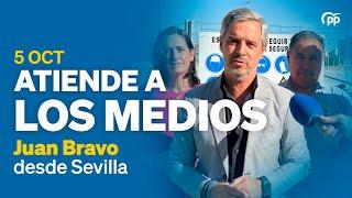 Juan Bravo interviene ante los medios de comunicación en Sevilla.